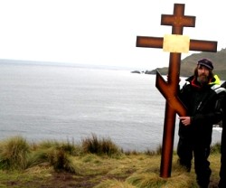 Fiódor Kóniujov, explorador y sacerdote, quiere instalar una cruz de piedra en la Fosa de las Marianas
