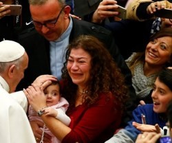 Una familia se emociona al saludar al Papa Francisco en el aula Pablo VI