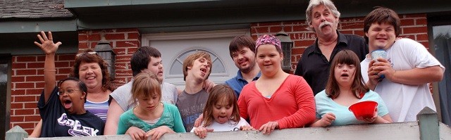 Los Daulton no se aburren, con 5 hijos naturales adoptaron 9 con síndrome de Down tras un sueño