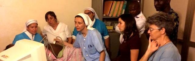 La hermana Elisabetta muestra cómo usar un ecógrafo a las otras combonianas, voluntarias españolas y personal del hospital