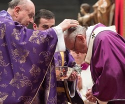 El Papa Francisco recibe la ceniza en un pasado Miércoles de inicio de Cuaresma