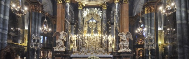El Altar Mayor de la catedral de Lugo con el Santísimo expuesto