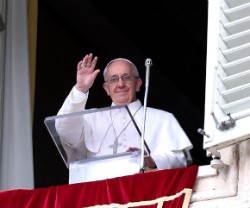 El Papa vuelve a plantear en el Ángelus una disyuntiva: tenemos que elegir, o Dios o el dinero