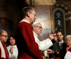 El Papa en la parroquia anglicana de Roma: «Las relaciones son buenas. Nos queremos como hermanos»