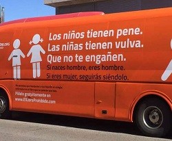 Histeria colectiva de medios y políticos contra el autobús que dice que «los niños tienen pene»