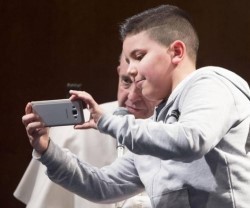 El Papa Francisco con un muchacho que usa el móvil para hacer un selfie