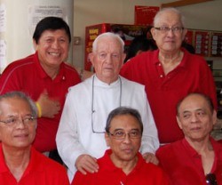 Benigno Benabarre, con ex-alumnos del colegio benedictino de Manila en el que ha servido muchos años