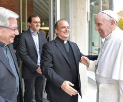 Francisco saluda a los sacerdotes paulinos al llegar a su casa Divino Maestro de Ariccia