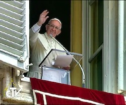 El Papa invitó a considerar la Cruz como el lugar de paso hacia la Resurrección.