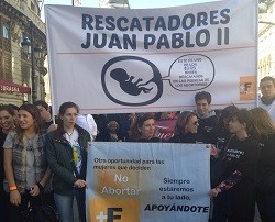 Agreden a varios jóvenes rescatadores frente al centro abortista Isadora de Madrid