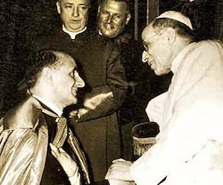 El futuro Pablo VI cumplimenta a Pío XII: ambos tuvieron un papel destacado en salvar la vida a miles de judíos durante la Segunda Guerra Mundial.