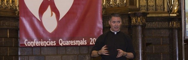 El padre Mallon, en Barcelona, ofrece la receta que aviva las parroquias: cambio total en 6 años