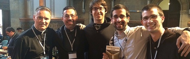 El padre Mallon, a la izquierda, junto con otro sacerdote y jóvenes asistentes al simposio internacional de Barcelona sobre reforma y reformas en la Iglesia.