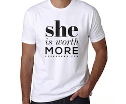 Ella se merece más: así reza el lema de esta camiseta difundida por grupos contrarios a la pornografía.
