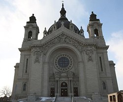 Abandonan un bebé ante la catedral de Minneapolis: «Eligieron un buen lugar, nosotros los amamos»