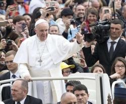 El Papa Francisco saluda a los peregrinos en esta audiencia de miércoles de Cuaresma