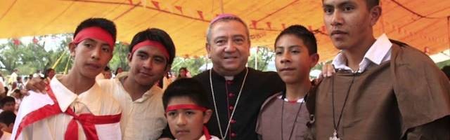 El obispo de Tlaxcala en el festival de los Tres Niños Mártires, con jóvenes actores que los rememoran
