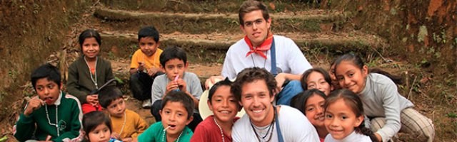 Misioneros laicos evangelizando en plena selva