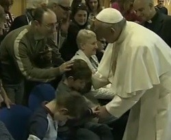 El Papa ha querido visitar un centro para ciegos