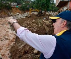 El presidente Juan Manuel Santos contempla los destrozos en Mocoa
