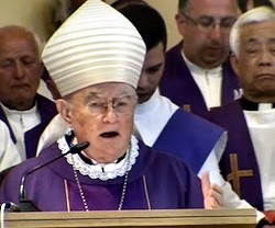 Monseñor Hoser fue ovacionado al transmitir a los peregrinos sus palabras de ánimo en cuanto enviado del Papa.