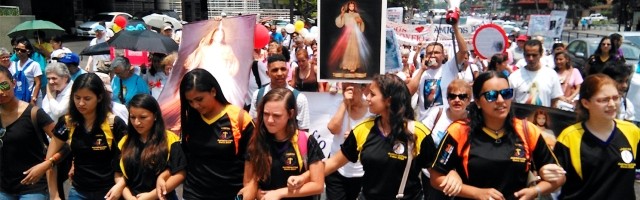 Procesión de devotos de la Divina Misericordia en Caracas, Venezuela... por todo el mundo crece esta devoción