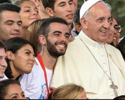 El Papa Francisco con varios jóvenes