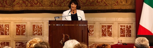 Sylviane Agacinski, en el acto celebrado en las dependencias de la Cámara de Diputados italiana: un sector del feminismo no acepta la maternidad subrogada.