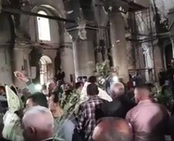Más de 2.000 cristianos celebran el Domingo de Ramos en la catedral de Qaraqosh, destrozada por ISIS