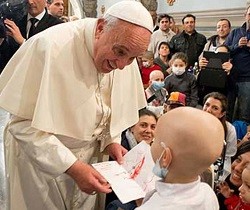 Las «caricias» son la gran medicina que pueden dar las familias, dice el Papa a los niños enfermos