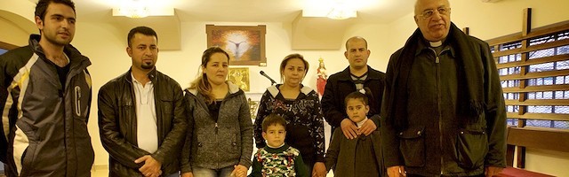Refugiados iraquíes y sirios en Ammán, con el padre Hanna: rostros concretos con historias concretas de fidelidad a Cristo en la persecución.