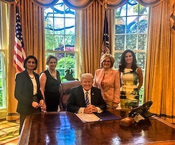 Trump, en el momento de firmar la orden, con Marjorie Dannenfelser, presidenta de la Susan B. Anthony List,a su derecha.