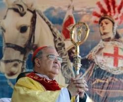 El cardenal brasileño Orani Tempesta junto a una imagen de San Jorge como caballero