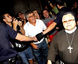 Laicistas agresivos gritan a una monja durante la JMJ de Madrid 2011 -la Policía forma un cordón