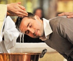 Más de 4.500 adultos se bautizan en Francia en Pascua en 2017