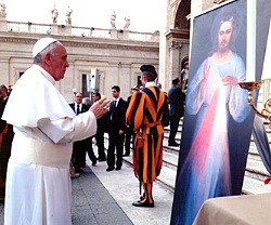El Papa Francisco, en 2013, bendiciendo una imagen de la Divina Misericordia