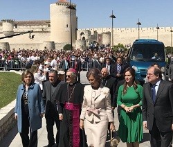 La Reina Sofía, acompañada por el obispo de Segovia y las autoridades políticas durante la inauguración