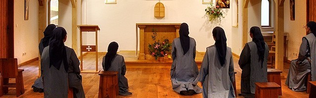 La oración ante el Santísimo forma parte esencial de la vida de las Hermanitas del Cordero.