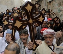 Miles de coptos ortodoxos y de musulmanes acompañarán al Papa en la misa que celebrará en Egipto