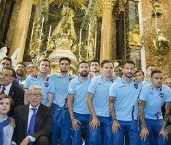 El Levante quiso dar gracias a la Virgen por su ascenso a Primera División