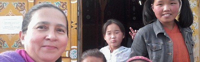 Esperanza Becerra, misionera de la Consolata, con unas niñas en Mongolia