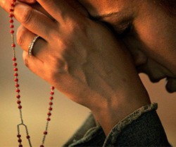 Las 15 promesas, las 10 bendiciones y los 7 beneficios de rezar el Santo Rosario