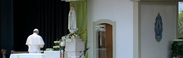 Francisco, «obispo vestido de blanco», reza a la Virgen en Fátima: «Vengo como profeta y mensajero»