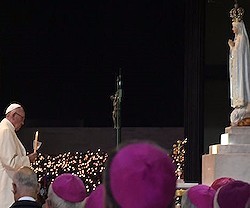 Francisco rezó un rosario masivo tras una meditación en la que precisó cómo debe ser la devoción a María.