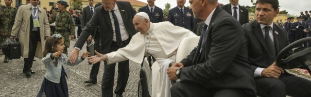 El Papa saluda a una niña que se saltó los controles de seguridad