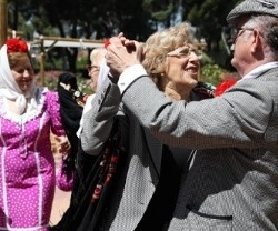 La alcaldesa Carmena baila un chotis con unos madrileños de traje regional por San Isidro