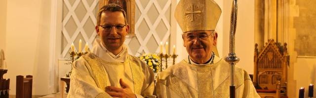 Bernard Sixtus en enero de 2014 con el arzobispo de Cardiff, al ser ordenado diácono
