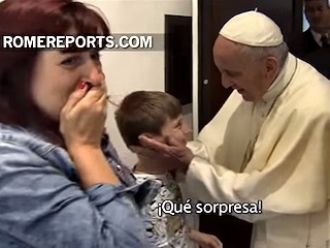 El Papa sorprende a la gente en su casa