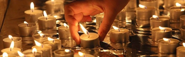 Muchos alejados de la fe están dispuestos a encender una vela y orar... pero hay que invitar bien