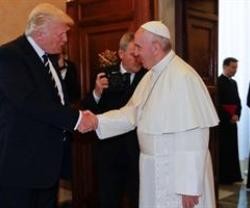 El Papa Francisco saluda al presidente de EEUU, Donald Trump